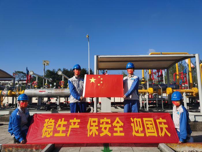 3.4堅(jiān)守-9月29日，省天然氣公司紅安分輸站員工與國旗同框（拍攝：汪中圓）