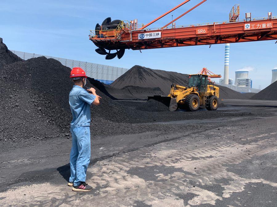 現(xiàn)場(chǎng)管理員指揮收攢垛作業(yè)（攝影：張華鑫）