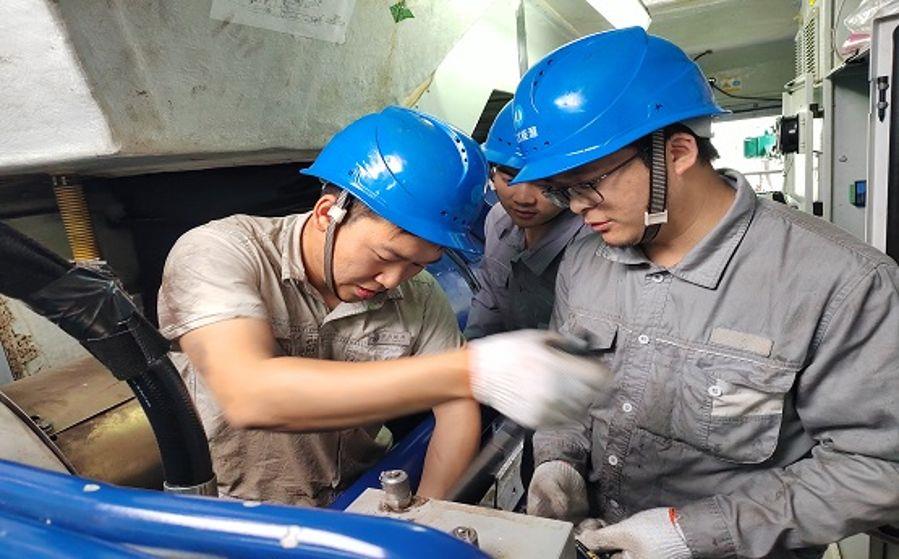 檢修人員正在處理風(fēng)機(jī)變槳系統(tǒng)故障（攝影：劉運(yùn)樓）