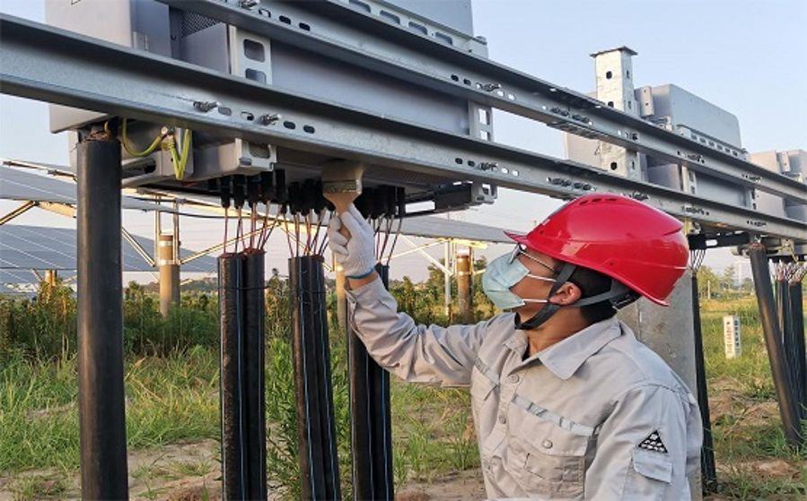 開(kāi)展逆變器清灰工作(攝影:余朝勇) 開(kāi)展逆變器清灰工作(攝影:余朝勇)