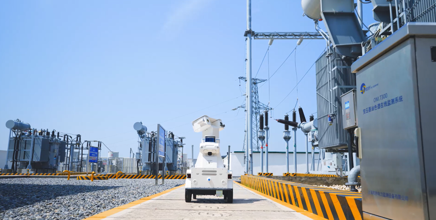 麻城閻家河光伏電站智慧化改造-機器人巡檢技術（攝影：晏俊）